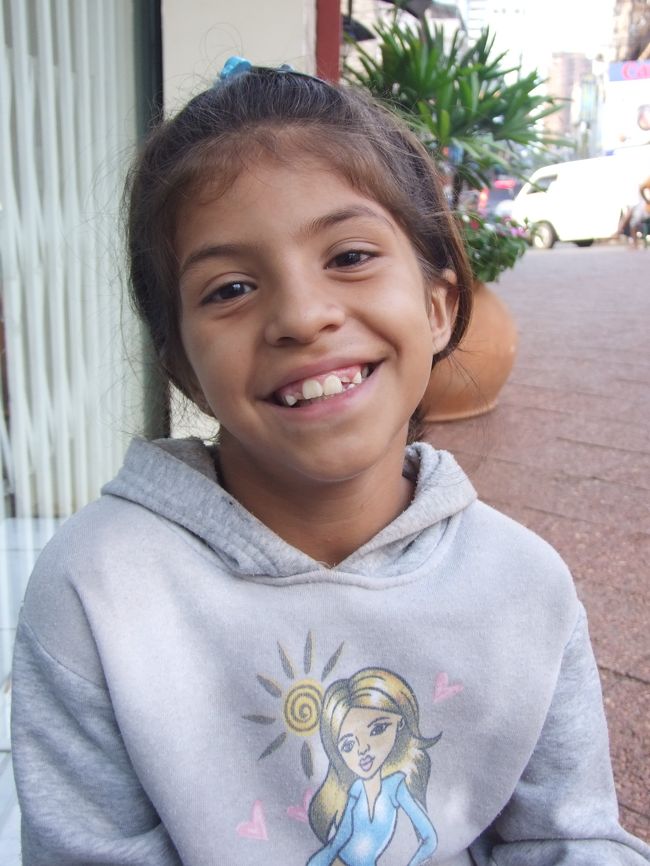 シウダールについてお腹が減ったところ、少女がエンパナーダを売りにきたので、それを食べることにしました。今日は平日だったので、「学校は？」とたずねたところ、朝はエンパナーダ売りをして、お昼から学校に行くとのことでした。食べ始めると横に座ってくれて、しばらく雑談。でも、エンパナーダを売らないといけないので、しばらくしていってしまいました。驚くほど礼儀正しい少女で、お店の人たちの人気者でした