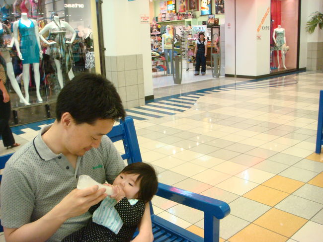 私はゴハンタイムでﾁｭよ。<br />オムツ替え台はどこのトイレにも付いてるけど、<br />授乳室はなさそうです。