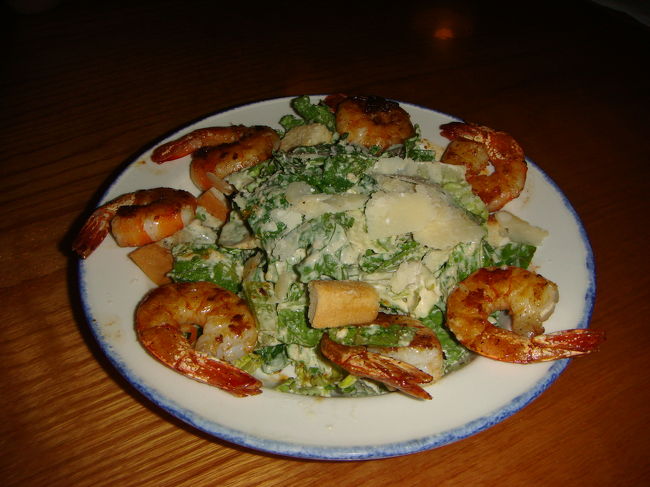 シーザーサラダです。<br />エビかチキンを乗せるか聞かれたので、エビと答えたら、＄６が＄１１になった･･･<br />