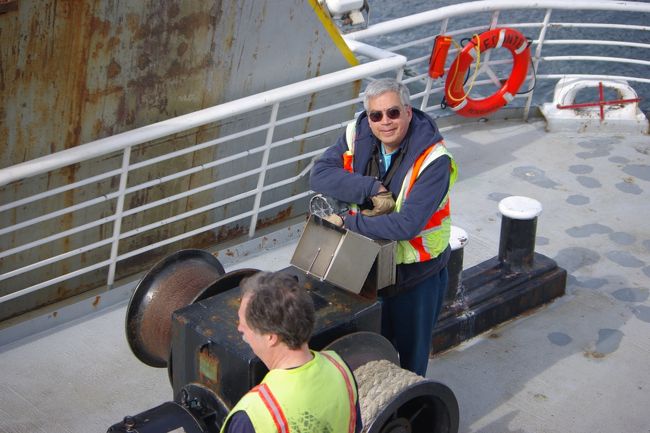 フェリーで働く方たち。<br />実はこの方、ものすごい望遠レンズの一眼レフを持ってました。写真が趣味だそう。