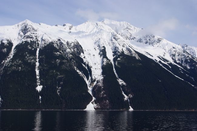 この山の下の方で雪崩が起きてます。