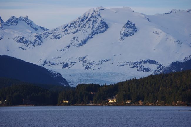夜7時半、ジュノーに到着です。<br />メンデンホール氷河が見えました。