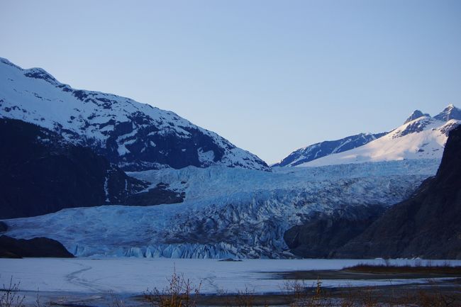 メンデンホール氷河を近くで見ると、こんな感じです。<br />今にも崩れ落ちてきそうな自然の迫力に、圧倒されます。