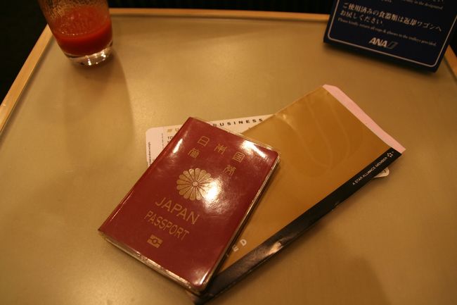 先月にも行ったのですが、我慢できずにLasVegasへ。<br />http://4travel.jp/traveler/ross/album/10320705/<br /><br />今回は、ホテルの予約がなかなか取れず……出発の3日前にようやく。<br />しかも、決まったのがPALAZZO。<br />それが今回の旅行の最大の敗北（笑）。<br /><br />関空にて飛行機のチェックインを。<br />そのとき、ビジネスクラスが空いており、6万3300円でアップグレード可能と。<br />そんなわけで、アップグレードしちゃいました。<br />但し、行きのKIX→SFOのみですよ。<br /><br />あっ、17時30分発ということもあり、<br />カウンターは13時30分にならないと開きませんよ。