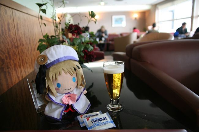 飛鳥ラウンジへ。<br />搭乗口もこちらの方が近いですから。<br /><br />わふー。<br />外人さんばっかりなのです。