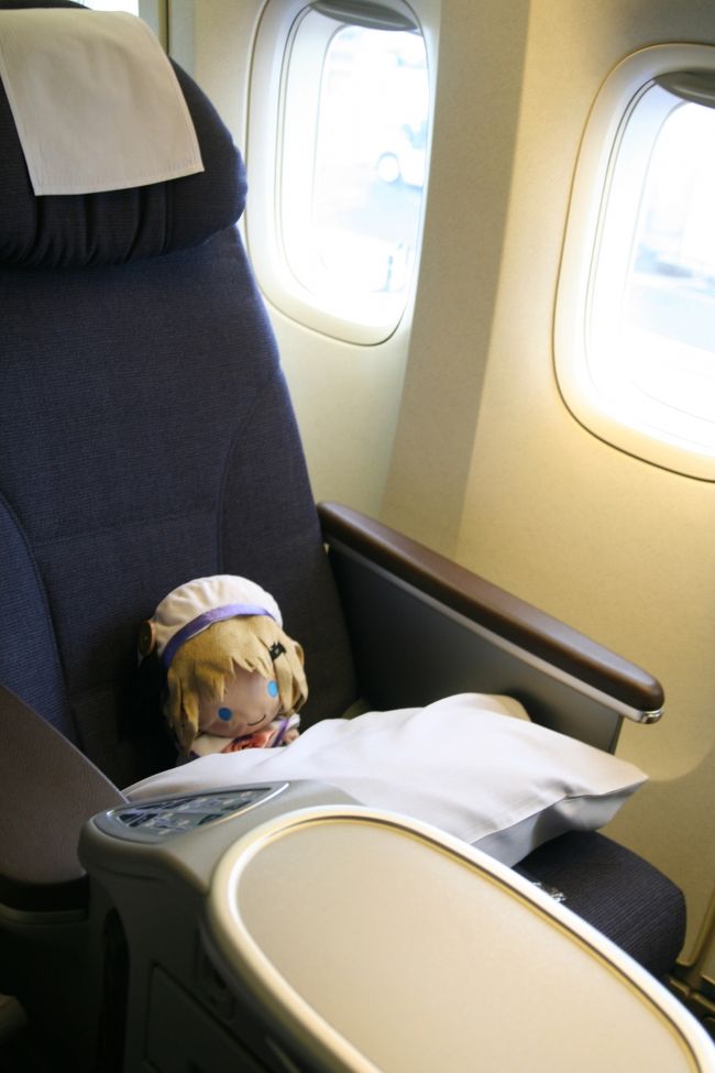 そして搭乗です。<br /><br />わふー。<br />ビジネスクラスは初めてですよ。<br />広いです。<br />もうエコノミーには座れません。<br /><br />あっ、離陸前にウェルカムドリンク（シャンパン）が<br />配られますよ。<br />飲みながら、離陸を待つ……。<br />優雅です。<br />わふー。