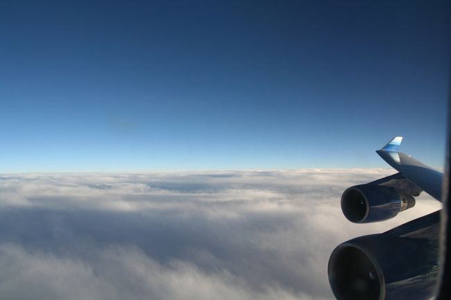 座ったのは7Kです。<br /><br />この席は、進行方向と逆に座ります。<br />窓の風景は、翼とエンジンがよく見えます。