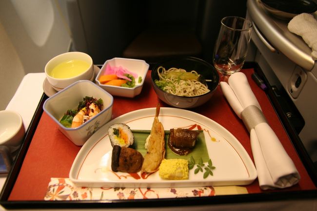 飛び立ってすぐに食事の時間。<br /><br />日本人ということで、和食膳でした。<br /><br />海老鬼がら焼きなどが出ました。<br />ちなみに、この後……。