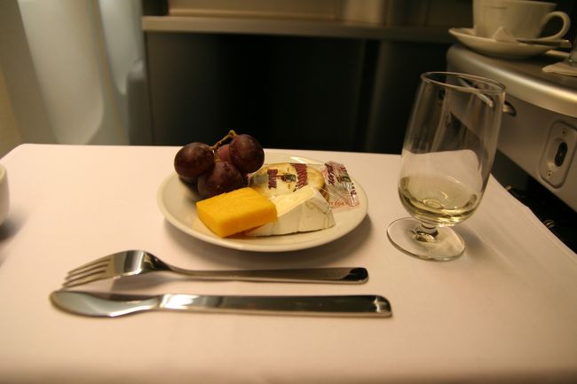 そして、デザート。<br /><br />ケーキとチーズどちら？と聞かれ、<br />ワインを飲んでいたので「チーズ」と。<br /><br />もちろん、英語です（笑）。