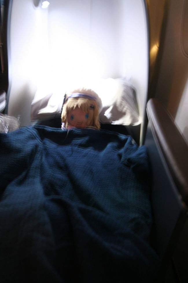 そして、睡眠。<br /><br />シートが完全にフラットになり、<br />足を伸ばして眠れるのです。<br /><br />ほら、もうエコノミーには戻れません。