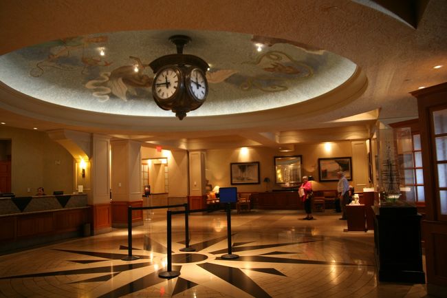 San Franciscoに無事到着。<br /><br />1か月前にも来ているので、<br />審査官は「本当に観光？」と（笑）。<br />「職業は？」などいろいろと訊かれてしまいました。<br />また終始、サングラスは取っていろと。<br />眼が悪いので、つらかったですよ。<br /><br />時間がかかったけど、パス。<br /><br />そしてRED CARPET CLUBにて、搭乗時間を待つことに。