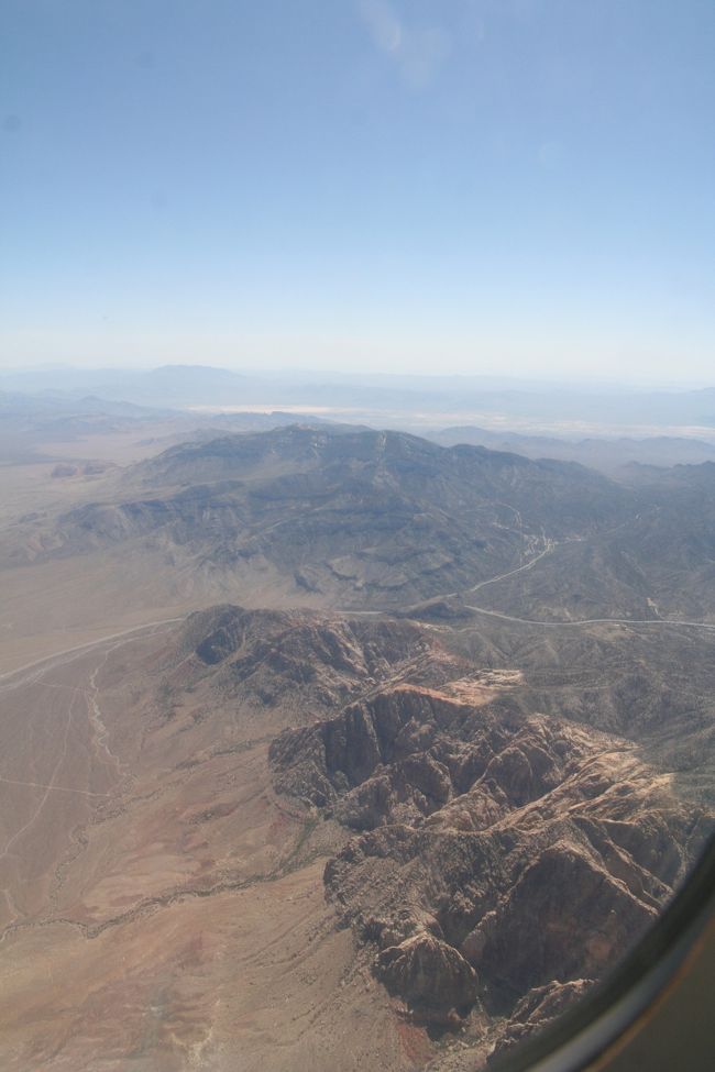 そして、飛行機はマッキャランを目指す！<br /><br />お隣さんは、日本人のカップル。<br />うぐぅ。せっかくの海外ひとり旅なのだから、<br />飛行機の席ぐらい、日本人から離れて行動したかった。