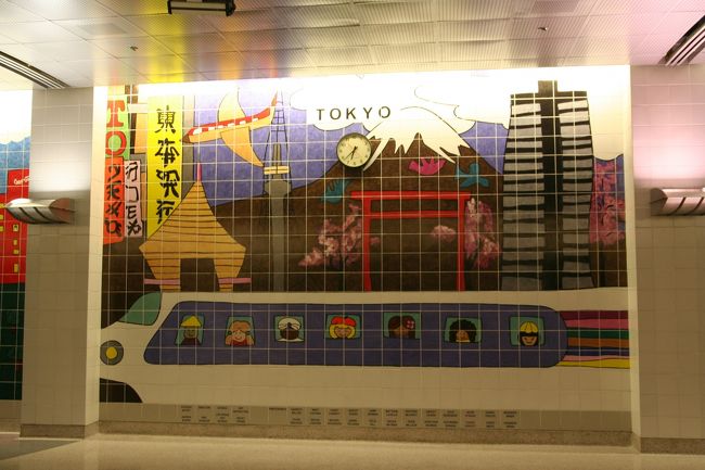 マッキャランの空港内トラムのステーションにある壁画。<br /><br />うむー。ネバダの少年少女たちは、日本をこう見ているのか……。<br /><br />しかし、新幹線の運転席付近にある建物はなに？<br /><br />?国会議事堂<br />?ビックサイト<br />?金閣寺<br />?不明な建造物<br />?不明な建造物<br /><br />うむー、これ以外に思いつかない。