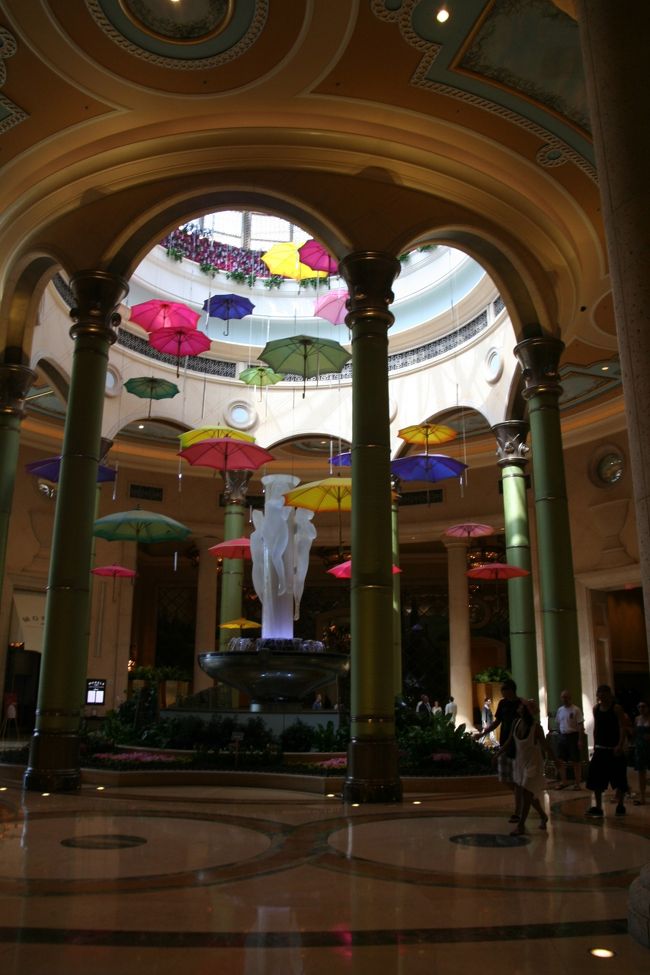 そして、PALAZZOへタクシーにて。<br />ちなみにタクシー代金は約28ドル。<br />チップ含めて30ドル渡しました。<br /><br />チェックインの時、クレジットカードの提示を求められました。<br />しかし、もっていないので……。<br />保証として100ドルを預けることに。<br /><br />クレジットカードを持っていないと不便です。<br /><br />航空会社のゴールドメンバーで、<br />ビジネスクラスに乗り、<br />高級ホテルに連泊するというのに、<br />クレジットカード持っていないとは（笑）。<br /><br />日本のクレジットカード会社の審査ってアホなんじゃない？（笑）。