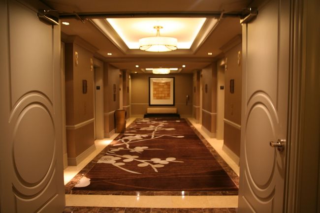 そうそう、部屋ですが……。<br /><br />今回宿泊したのは、17階の部屋。<br /><br />まずはエレベータホールを出て、左に。<br /><br />PALLAZZOは各フロアとも部屋番号が同じで、<br />ホール出て右が900番台、<br />左が700と800番台となっております。<br /><br />部屋番号だけ伝えてもダメで、<br />フロアも言いましょう。<br /><br />えーと、ウチは17・817か。<br />覚えやすっ！