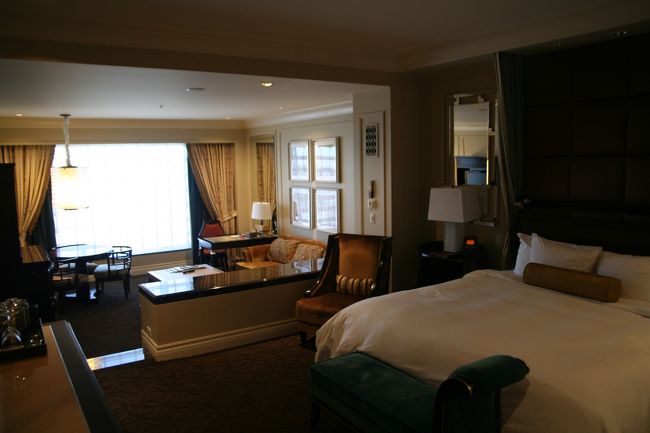 ヤバイ。<br />ひとりでは広すぎます！<br />720Square feetですから約67?です。<br /><br />昔とまったVENETIAN Macaoが755Square feet。<br />こちらの方が少し狭いです。<br />http://4travel.jp/traveler/ross/album/10218038/<br /><br />