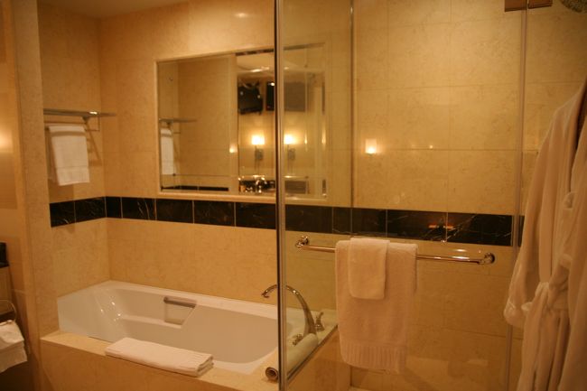 バスタブもゆったりの大きさ。<br /><br />しかし、問題を発見。<br />これは設計ミスという致命的なもの。<br /><br />それは、ゆっくり湯船に浸かりながらTVを見れないこと。<br /><br />壁が邪魔してしまい、バスタブの蛇口側にいないとTVが見れません。<br /><br />