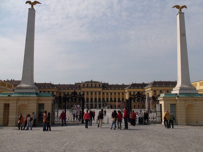 シェーンブルン駅より徒歩５分シェーンブルン宮殿に到着。