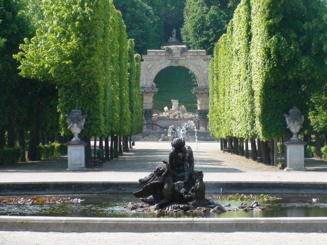 シェーンブルン宮殿の庭園ローマ風の廃墟の前の並木道