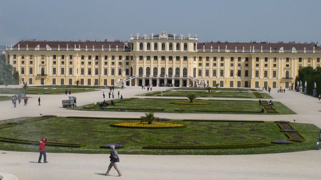 ネプチューンの泉からみたシェーンブルン宮殿と庭園