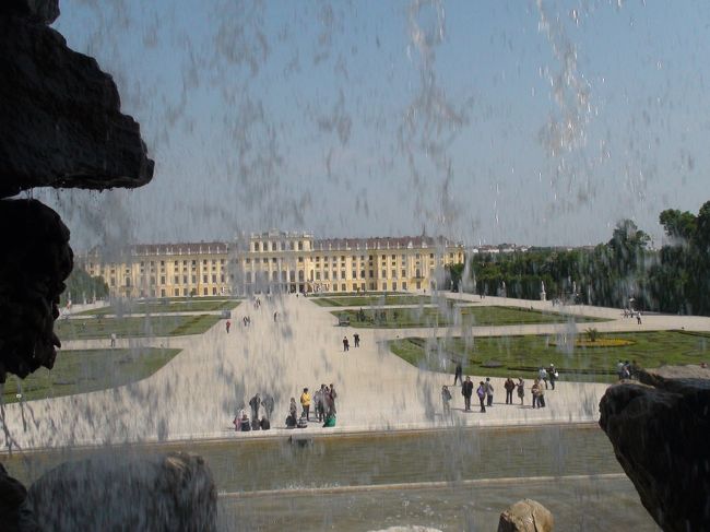 ネプチューンの泉の滝の水越しから見たシェーンブルン宮殿と庭園
