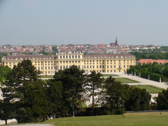 グロリエッテに向かう途中から見たシェーンブルン宮殿と庭園