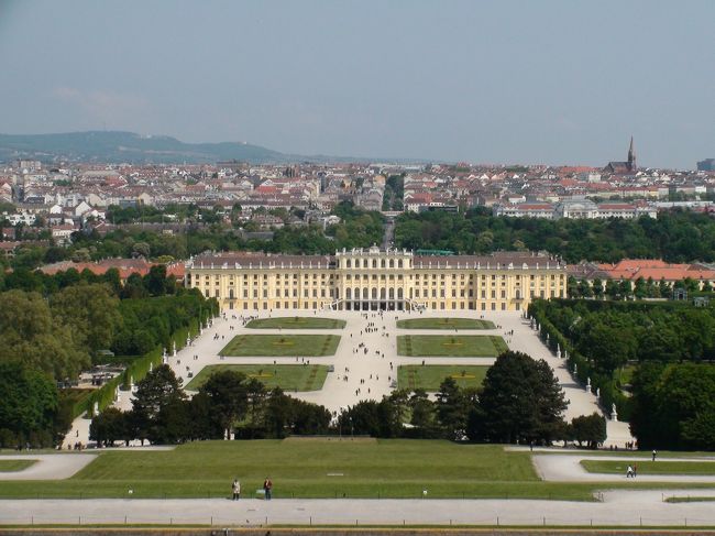 グロリエッテ屋上から見たシェーンブルン宮殿と庭園とウィーンの街並み