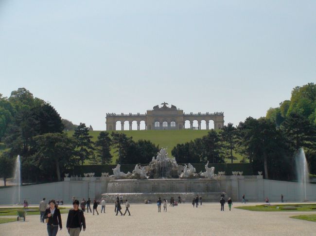 シェーンブルン宮殿の庭園から見たグロリエッテとネプチューンの泉