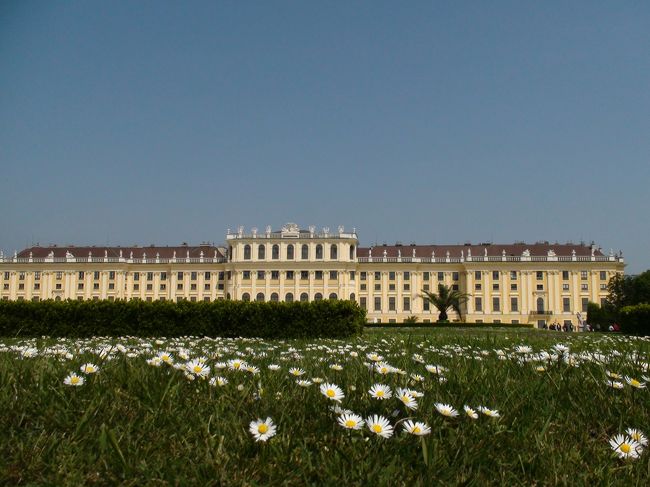 庭園から見たシェーンブルン宮殿