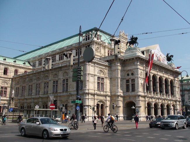 シェーンブルン宮殿を後にして地下鉄Ｕ４線でカールスプラッツ駅まで行った。<br />国立オペラ座
