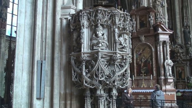 シュテファン寺院内<br />ウィーン西駅よりザルツブルグに戻りました。