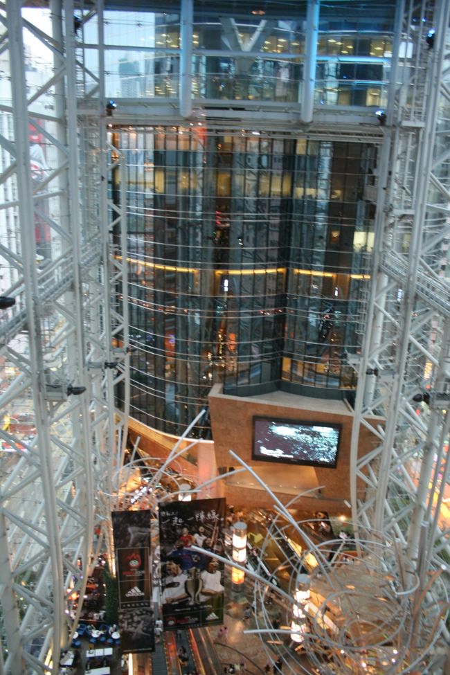 ランガムプレイスモンコックの近代的ビル。天井が高い！！