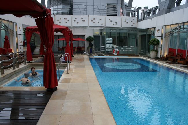 ランガムの屋上にあるプール、サイドにはジャグジーが