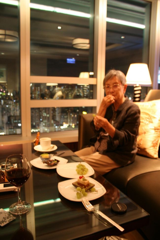 ホテルのクラブラウンジで夜景を見ながら食後のデザート。甘いものは別バラ？