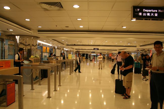 マカオ行きのフェリー乗り場でチケットを購入。