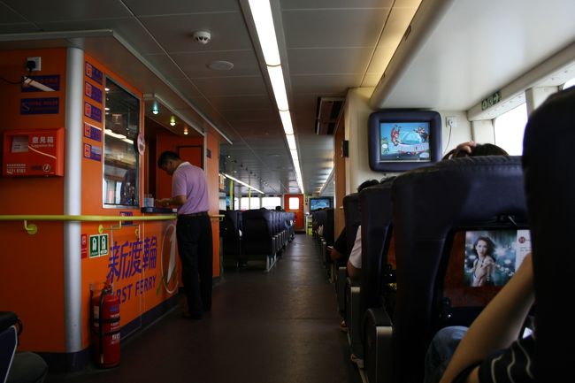 マカオ行きのフェリーの様子。指定席です。