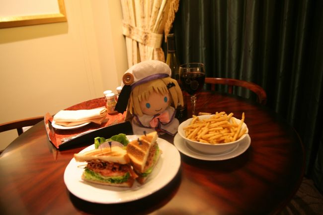 そして、ホテルへ。<br />25時をすでに回っていること、<br />そして、今回の運試しとしてスロットで20ドル入れたところ、１回目で倍の40ドルに。<br /><br />そんなわけで、自室にてルームサービスを。<br />B.L.T.とワインを頼んでみました。<br />これで約40ドルです。<br /><br />うまうまなのです。<br />わふー。
