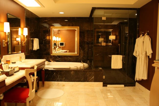 バスルームも広すぎ。。。ジャグジーつきでテレビも見れます。