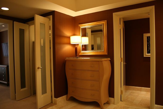 バスルームにあるチェスト。長期滞在に便利。