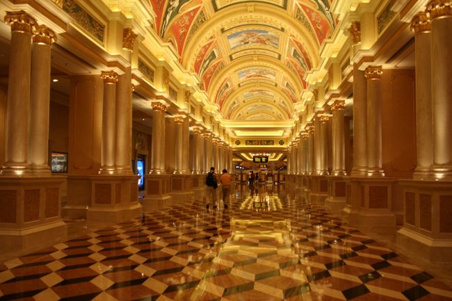 ヴェネチアんのロビー派手です