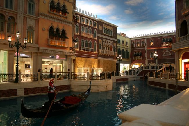 ホテルのアーケード。まるで外にいるみたい。