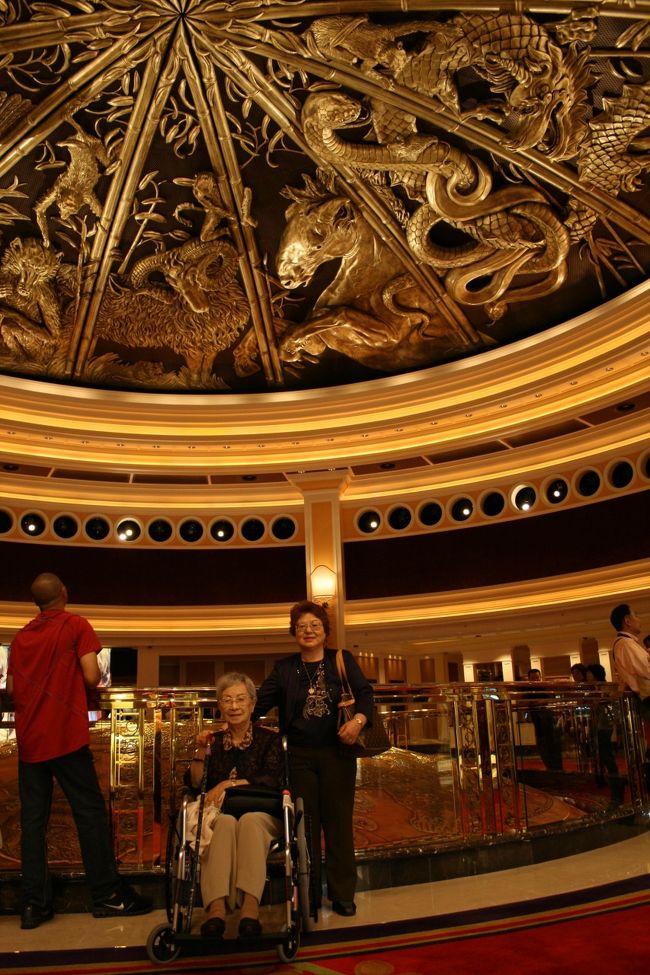 ウィンマカオの入り口にある大きなドーム。天井が開くんです。