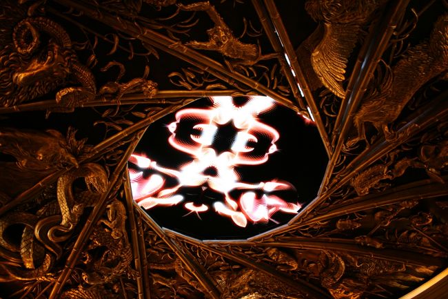 天井が開いてシャンデリアが降りてきます。