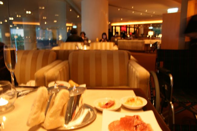 クラブラウンジはまあまあ軽食が充実。ランガムに比べるとちょっと品薄。