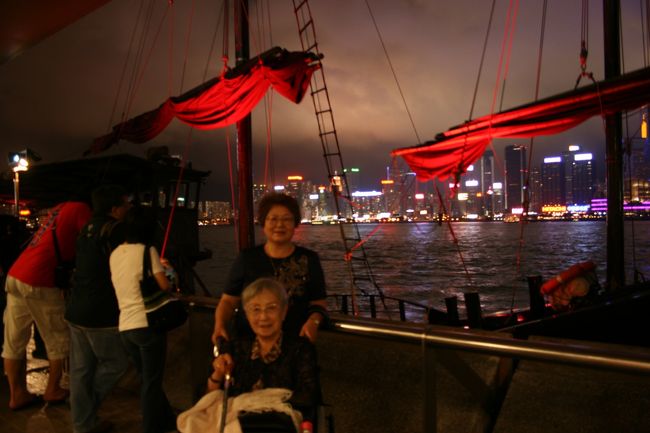 ジャンク船でナイトクルージングへ