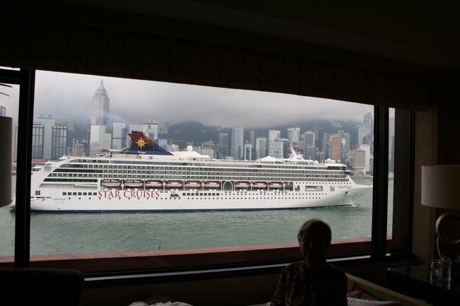 お部屋の大きな窓から大型客船の入港がみえました。