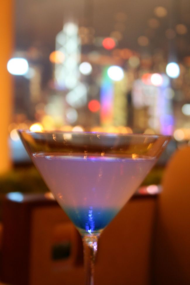 夜景を見ながらカクテル。