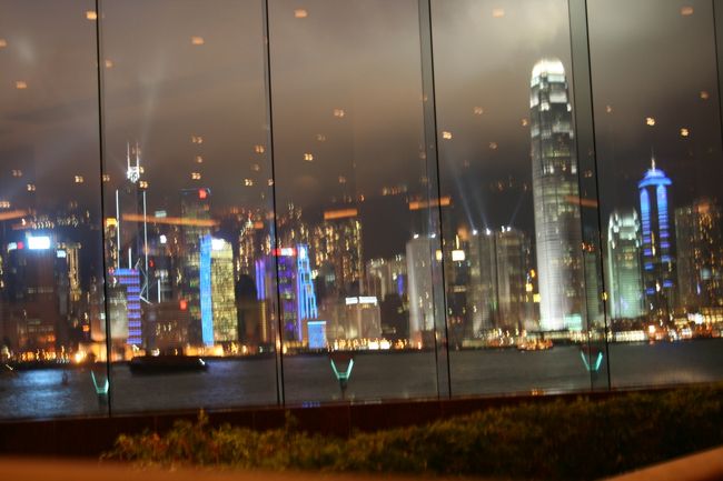 一瞬一瞬が違う夜景なんてまさしく香港の夜景。