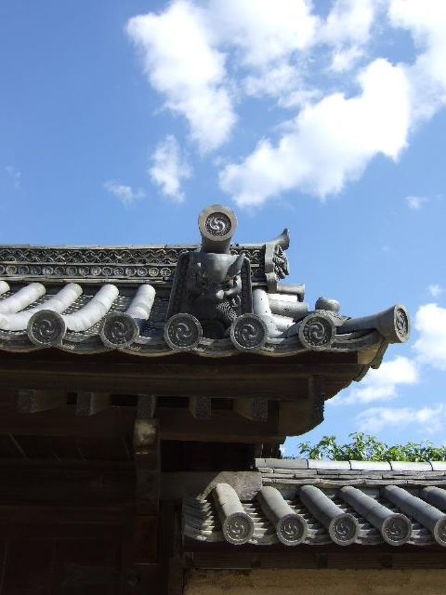 屋根にいろいろ乗っかってて面白い。