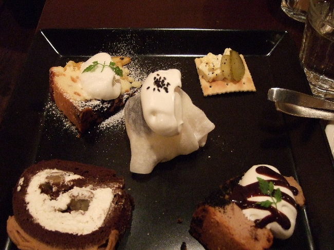 せっかくなので和のスイーツを・・・とも思ったけど、あまり時間もなかったので駅の近くでお茶。力いっぱいお茶。<br /><br />店の名前は忘れてしまいましたとさ。（だってもう半年前　爆）